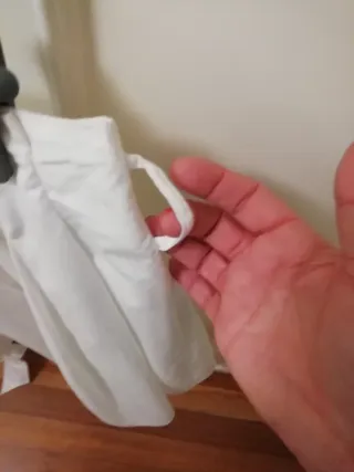 Falda blanca plisada con cinturón