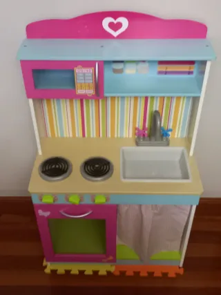 Cocina de juguete de madera con accesorios