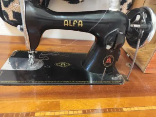 Máquina de coser Alfa antigua