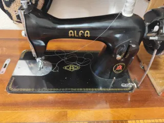 Máquina de coser Alfa antigua