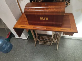 Máquina de coser Alfa antigua