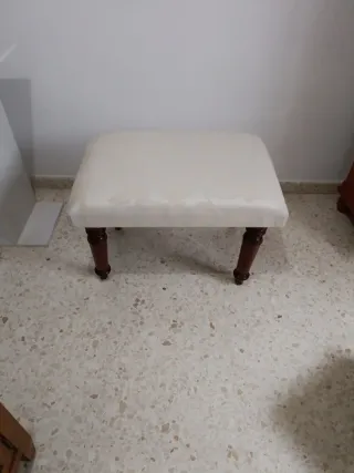 Reposapiés tapizado madera