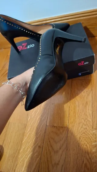 Zapatos de tacón Ezzio negros con tachuelas