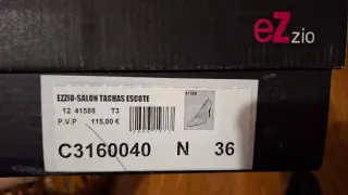 Zapatos de tacón Ezzio negros con tachuelas