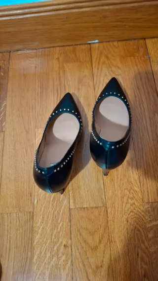 Zapatos de tacón Ezzio negros con tachuelas