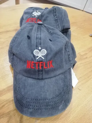 Gorra Netflix Tenis Gris y Rojo Disponible 7