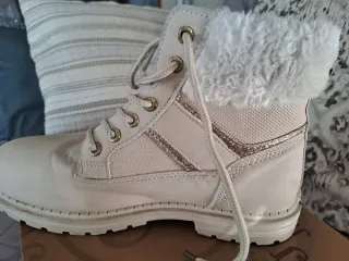 Stivaletti beige con dettagli oro