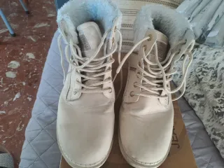 Stivaletti beige con dettagli oro