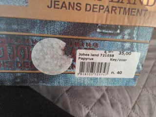 Stivaletti beige con dettagli oro