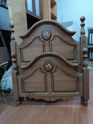 Cama de madera maciza con detalles florales