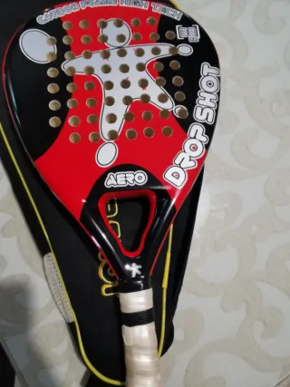 Pala pádel Drop Shot AERO con su funda.