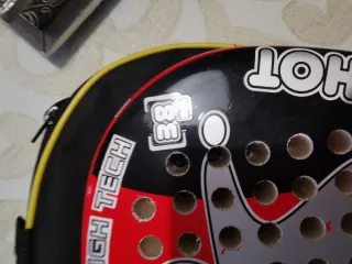 Pala pádel Drop Shot AERO con su funda.