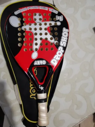 Pala pádel Drop Shot AERO con su funda.
