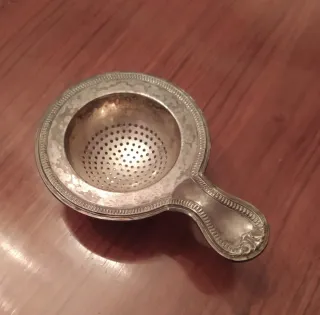 Colador de té de metal con asa