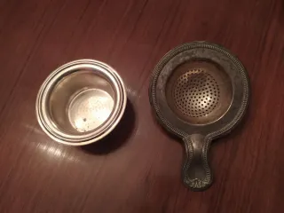 Colador de té de metal con asa