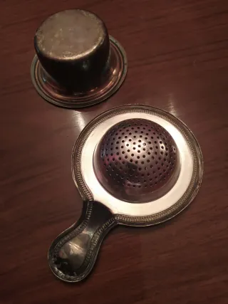 Colador de té de metal con asa