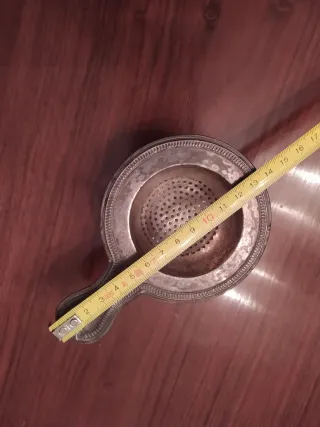 Colador de té de metal con asa