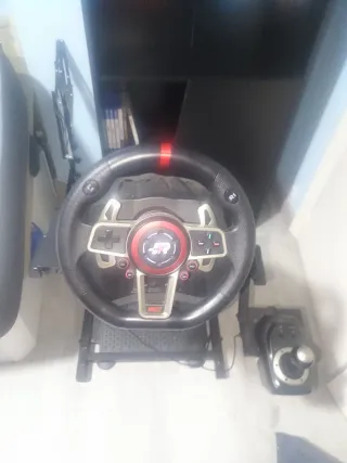 Volante gaming + soporte para el volante y cambios