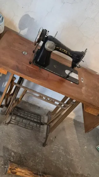 Máquina de coser Singer antigua con mesa