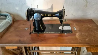 Máquina de coser Singer antigua con mesa