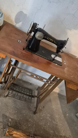 Máquina de coser Singer antigua con mesa