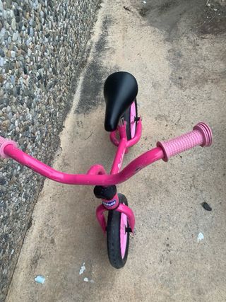 Bicicleta rosa infantil Chicco sin pedales