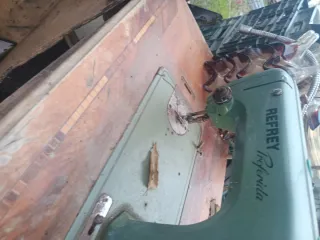 Máquina de coser Refrey antigua