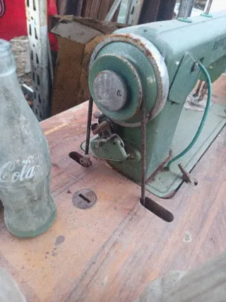 Máquina de coser Refrey antigua