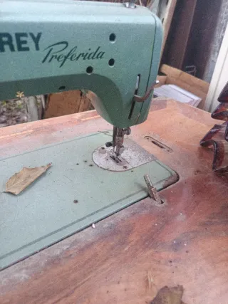 Máquina de coser Refrey antigua