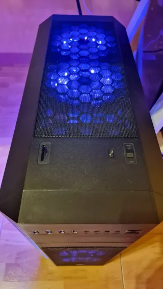 PC Gaming Versus con luces LED