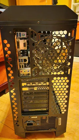 PC Gaming Versus con luces LED