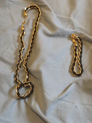 Conjunto collar y pulsera bañado en oro y negro