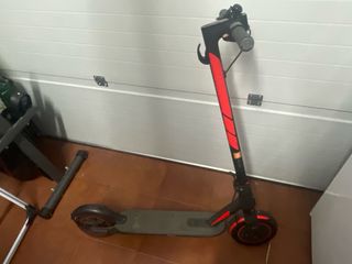 Patinete Eléctrico Negro y Rojo