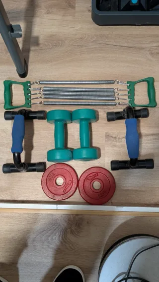 Equipo de gimnasio: mancuernas, barras y discos
