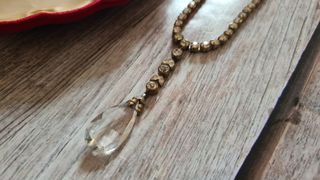 Collana vintage con cristalli e pendente a goccia