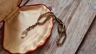 Collana vintage con cristalli e pendente a goccia