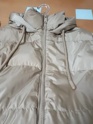 Abrigo plumífero Zara beige talla S