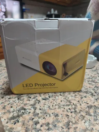Mini Projetor LED Branco e Amarelo