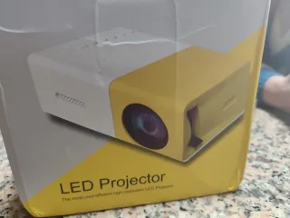 Mini Projetor LED Branco e Amarelo