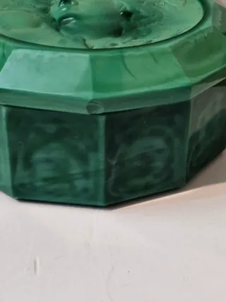 Caja de cristal verde con relieve.