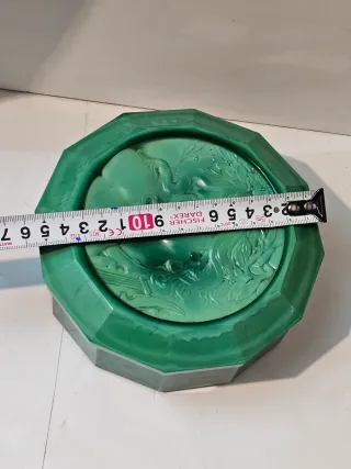 Caja de cristal verde con relieve.