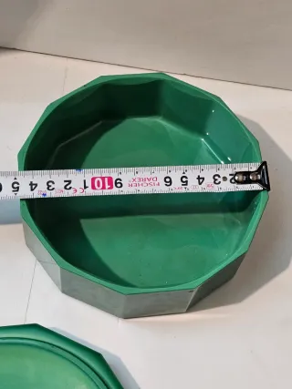 Caja de cristal verde con relieve.