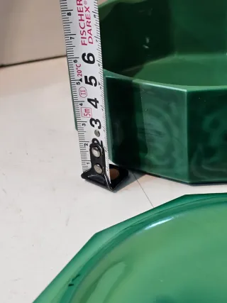 Caja de cristal verde con relieve.