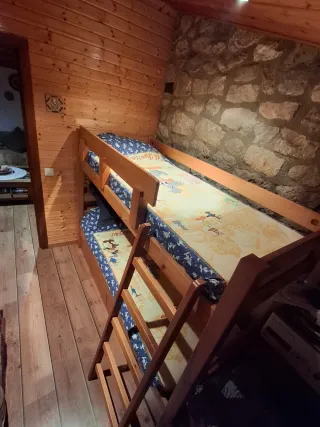 Literas de madera con colchones