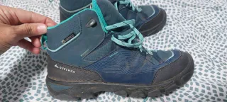 Botas de montaña y trekking azul y turquesa