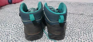 Botas de montaña y trekking azul y turquesa