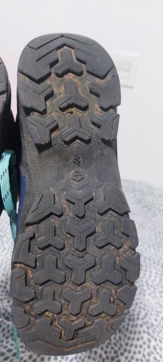 Botas de montaña y trekking azul y turquesa