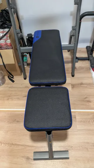 Banco de ejercicios con soporte para barra