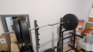 Banco de ejercicios con soporte para barra