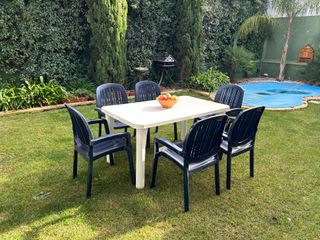 Tavolo da giardino e 6 sedie in plastica